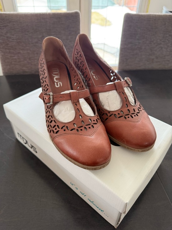 Mjus Shoes - T-Strap Leather Pumps